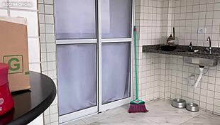 chamei essa empregada que tem a bunda grande olha que tesão ela rebolou pra mim, wanna see?