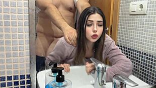 cómo me follan en el baño... delicioso 😋