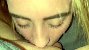 Блондинка девчонка делает sloppy глубокий минет члену до кончины в рот