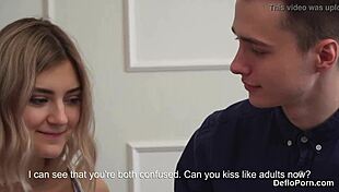 Dús cicás kiscica kitágítja nedves puncáját és búcsúzik szüzességétől