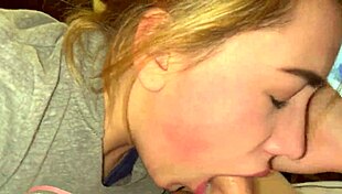 Блондинка девчонка делает sloppy глубокий минет члену до кончины в рот