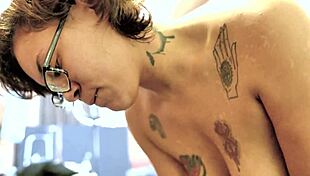 former ghetto gagger, show off those backstage skills!