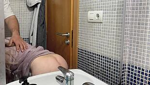 cómo me follan en el baño... delicioso 😋