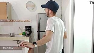 complaciendo al obrero que repara mi casa con creampie y cumshot en la calle