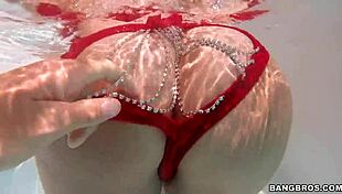 Natural Milf Giving Poolside BJ 😍