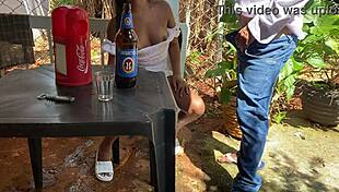 VELHO DE 60 ANOS SAFADO FODE UMA GAROTA NUM BAR