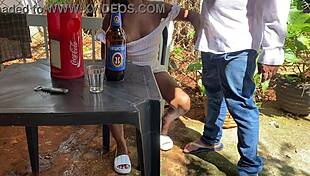 VELHO DE 60 ANOS SAFADO FODE UMA GAROTA NUM BAR