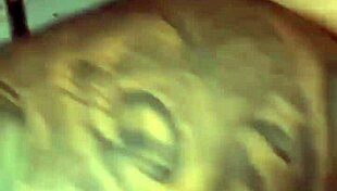 Esposa safada fucks intensely in glory hole while husband films