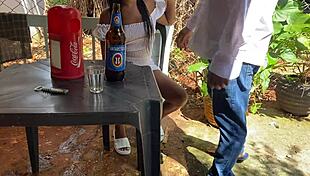 VELHO DE 60 ANOS SAFADO FODE UMA GAROTA NUM BAR