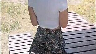 Min kæreste viser sin fisse udendørs på det offentlige college.