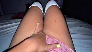 que bien es llegar del colegio cansada y relajarme con una buena metida de dedos