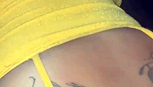 Esposa safada fucks intensely in glory hole while husband films