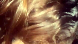 Esposa safada fucks intensely in glory hole while husband films