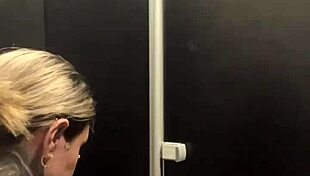 Fiquei com tesao na academia indo pro banheiro manjar e gozar