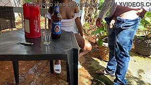 VELHO DE 60 ANOS SAFADO FODE UMA GAROTA NUM BAR