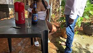 VELHO DE 60 ANOS SAFADO FODE UMA GAROTA NUM BAR