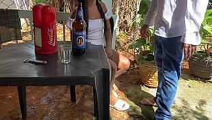 VELHO DE 60 ANOS SAFADO FODE UMA GAROTA NUM BAR