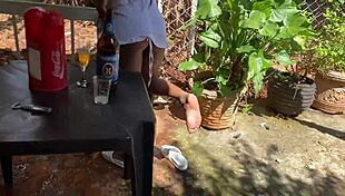 VELHO DE 60 ANOS SAFADO FODE UMA GAROTA NUM BAR