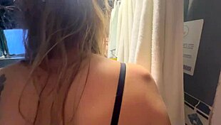 Mi madrastra dice no pero su vagina dice si in bathroom fingering.