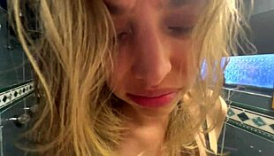 Mi madrastra dice no pero su vagina dice si in bathroom fingering.