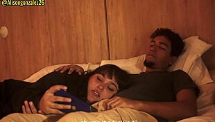 Mirando una pelicula con mi padrastro y sin querer me trague su pene casi nos descubren.