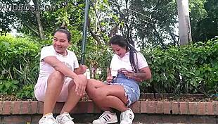 Hoy Par De Cachondas Lesbianas Quisieron Ser Mas Atrevidas Y Fueron A Masturbarse Los Co�os En Parque Publico