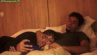 Mirando una pelicula con mi padrastro y sin querer me trague su pene casi nos descubren.