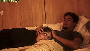 Mirando una pelicula con mi padrastro y sin querer me trague su pene casi nos descubren.