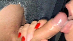 Aline n�o perde tempo quando o pau � grande ela n�o aguenta ficar s� no boquete