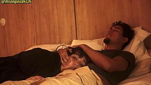 Mirando una pelicula con mi padrastro y sin querer me trague su pene casi nos descubren.