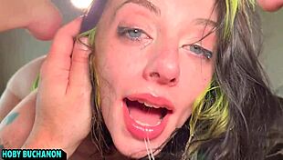 סלבית זונה kitty cam כוס מוכה מקבלת פייסיאל ושתייה שתן