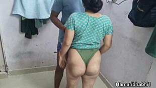 ŠÚCHANIE HORÚCEJ INDIJSKEJ MANŽELKY ŠPICAŤ DO JEJ TESNEJ PIČY S DESI ORGÁZMOM V HINDI AUDIO INDIJSKÝ DESI HINDI BF VIDEO