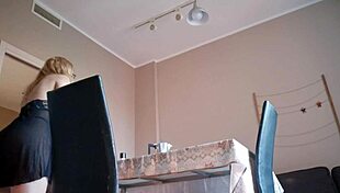 gostosa na cozinha de lingerie.