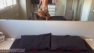 Safada loira na meia arrastão cavalgando e engolindo leitinho