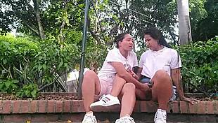 Hoy Par De Cachondas Lesbianas Quisieron Ser Mas Atrevidas Y Fueron A Masturbarse Los Co�os En Parque Publico