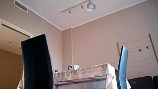 gostosa na cozinha de lingerie.