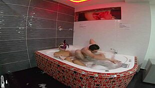 Madre soltera venezolana se come una polla extranjera sin condon en jacuzzi de medellin lol 😂