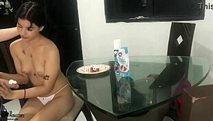 me pongo cachonda cuando como polla con fresa y crema