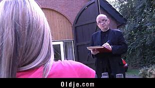 gina pays the old cashier with a hard fuck