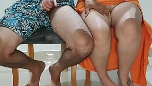 casero cachonda colombiana engaña a su marido con el su hermanastro