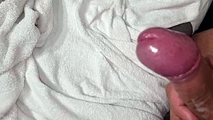 Ansima stenje, pljuje na svoj veliki kurac, spora intenzivna ručna masaža s puno sperme za popiti - pokušaj da ne svršiš