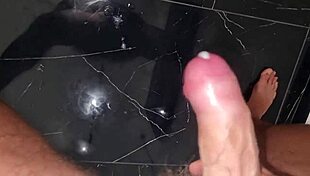 Ansima stønner spytter på sin store pik langsom intens håndjob med masser af sæd at drikke - prøv ikke at komme hvis du kan