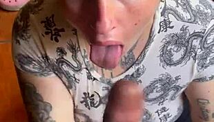 Hermosa chupada le doy a mi amigo y me da toda la lechita en la cara