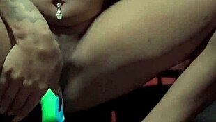 Schwanz rauchen mit ebener Schönheit