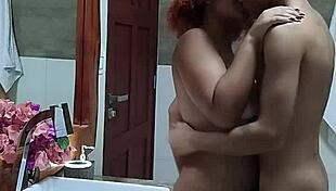 Casal faz sexo apaixonado no banheiro com leitada na boca