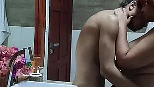 Casal faz sexo apaixonado no banheiro com leitada na boca