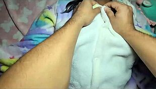 LATINA CACHONDA EN LA ESCUELA �NALGAS APRETADAS Y DESEOS PROHIBIDOS