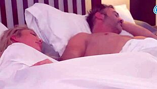 बड़ी टिट्स मिल्फ स्टीप मॉम पति सोते समय स्टीप सन को चोदती है