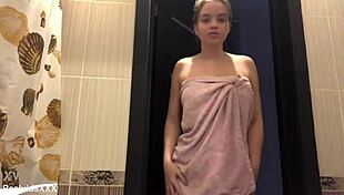 Does this young girl know how to masturbate under the shower?