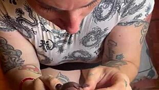 Hermosa chupada le doy a mi amigo y me da toda la lechita en la cara